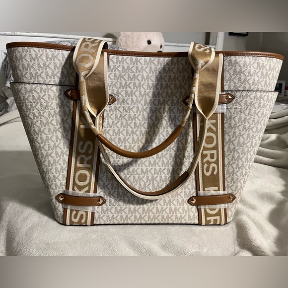 ⭐️ BEAUTIFUL BNWT MK PURSE ⭐️ - Picture 4 of 6